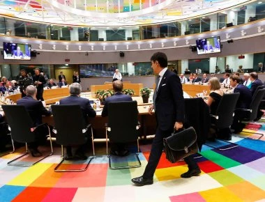 Πρώτη νίκη για τον Τζουζέπε Κόντε: Γερμανία και ΕΕ αναγκάστηκαν να υποχωρήσουν για να μην ασκήσει βέτο